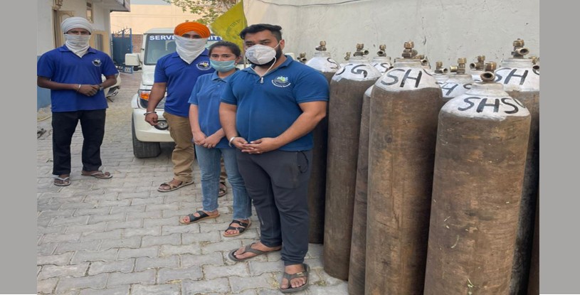 Swaranjit Singh, founder of NGO 'Serve Humanity Serve God' ( 2nd from left) with his team of volunteers. Singh is offering free oxygen cylinders to needy Covid-19 patients in home isolation