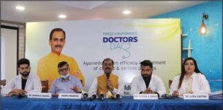 Guru Manish ji (Centre), the founder of Shuddhi Ayurveda along with doctors addressing the media on the occassion of National Doctors' Day at Press Club, Sec 27, Chd (1)