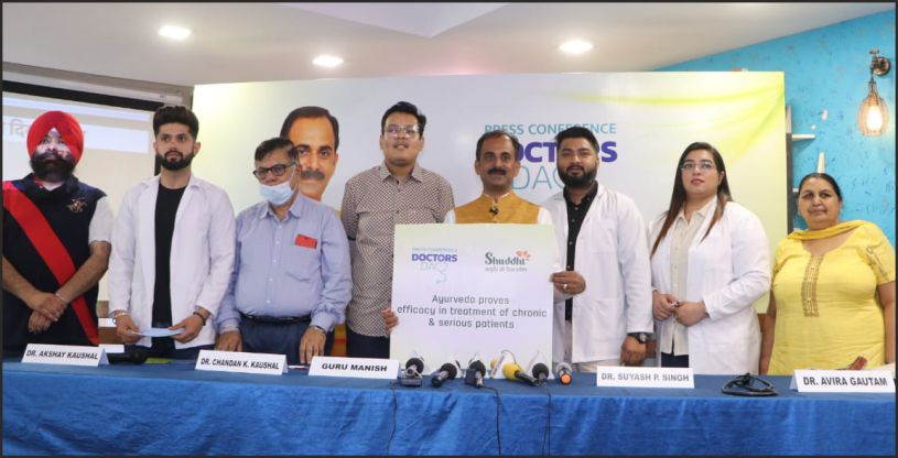 Guru Manish ji (holding placard), the founder of Shuddhi Ayurveda along with doctors addressing the media on the occassion of National Doctors' Day at Press Club, Sec 27, Chd (5)